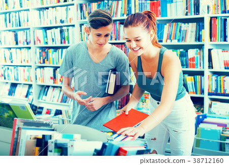 girl and boy teenagers in book store. 38712160