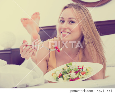 salad in bed 38712331