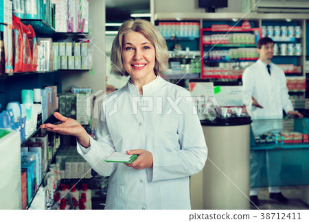 Portrait of two pharmacists working in modern farmacy 38712411