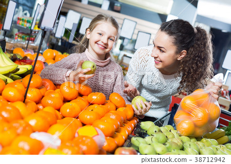 Positive family customers buying ripe fruits 38712942