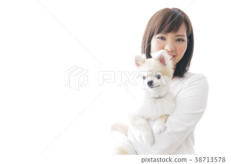 婦女和飼養員抱著狗 婦女和飼養員抱著狗 38713578