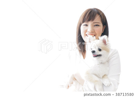 婦女和飼養員抱著狗 38713580