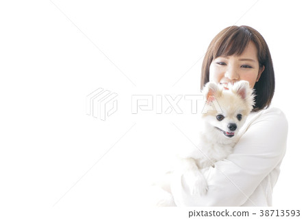 婦女和飼養員抱著狗 婦女和飼養員抱著狗 38713593