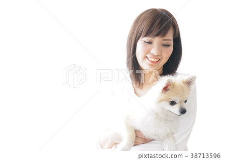 婦女和飼養員抱著狗 38713596