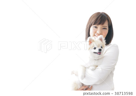 婦女和飼養員抱著狗 38713598