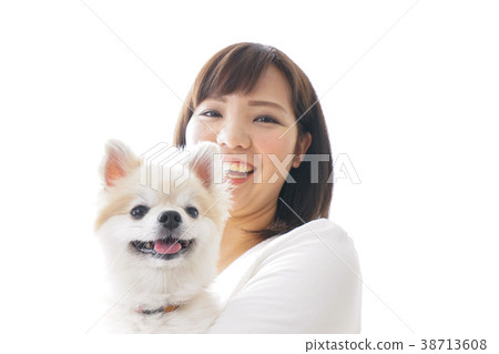 婦女和飼養員抱著狗 婦女和飼養員抱著狗 38713608