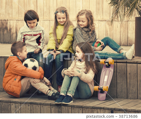children chatting outdoors 38713686