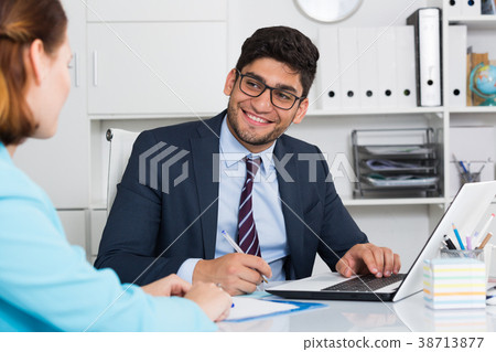 Businessman talking to colleague 38713877