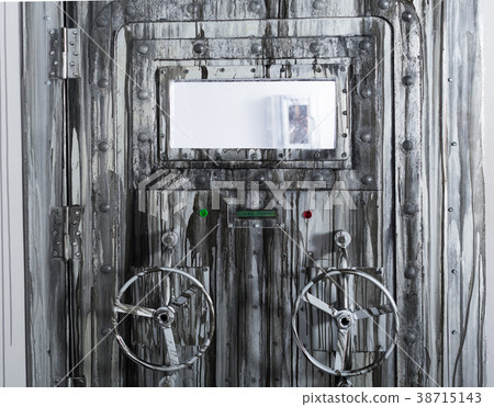 Image of closed door of laboratory 38715143