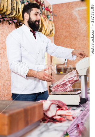 assistant measuring meat assistant measuring meat 38715199