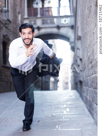 Hurrying man running along old street 38715462