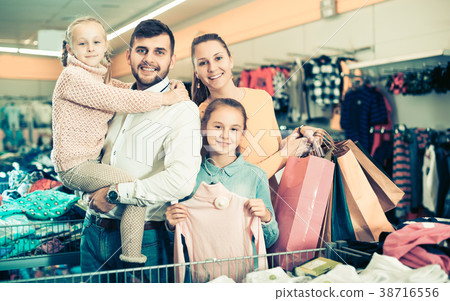 parents with two little girls during family shopping parents with two little girls during family shopping 38716556