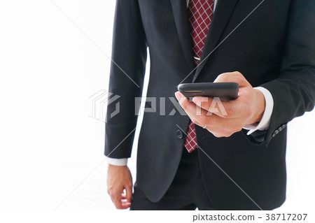 使用智能手機的商人 使用智能手機的商人 38717207