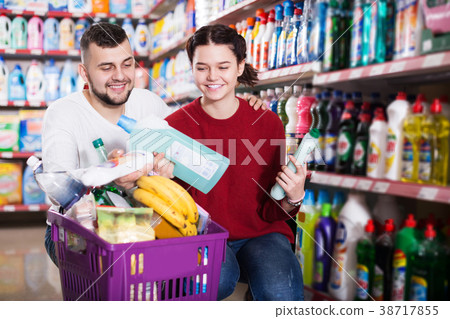 Couple choose some detergents Couple choose some detergents 38717855