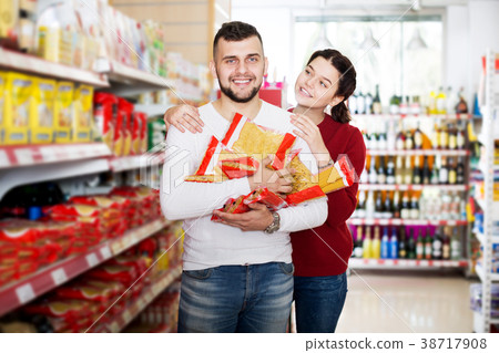 Adults reading lable of pasta Adults reading lable of pasta 38717908
