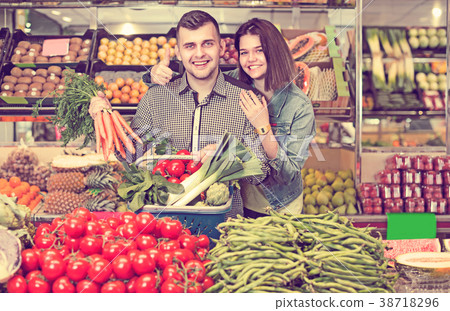 Male and female are deciding on vegetables 38718296