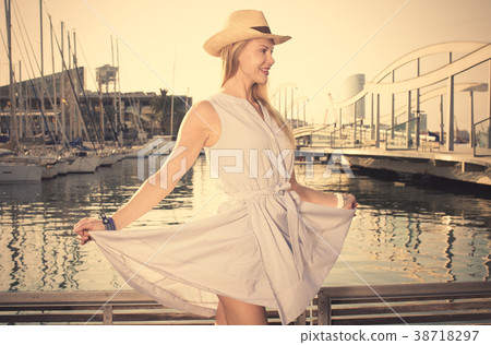 female in the hat near the marina bay 38718297