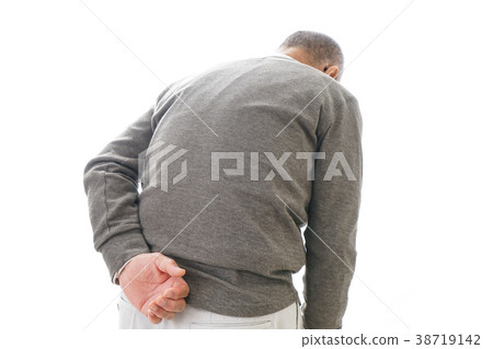 老人患背痛 38719142