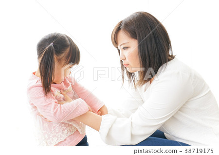 Mother to discipline a child 38719175