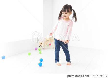 孩子在玩一隻狗 孩子在玩一隻狗 38719307
