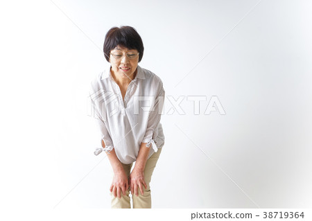Elderly woman feeling knee pain 38719364