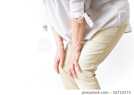 Elderly woman feeling knee pain 38719373