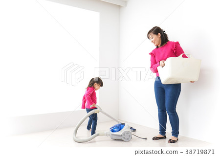 孩子幫助做家務 孩子幫助做家務 38719871