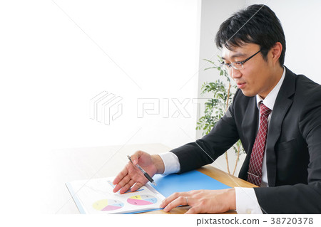 做書桌工作的商人 38720378