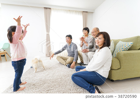 家庭和孩子們和好朋友一起玩 38720590