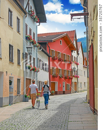 Tourist couple walking in Fussen, Germany Tourist couple walking in Fussen, Germany 38720767