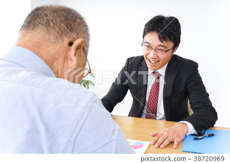 Salesman and seniors 38720969