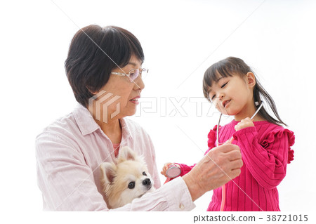 Grandma and granddaughter 38721015