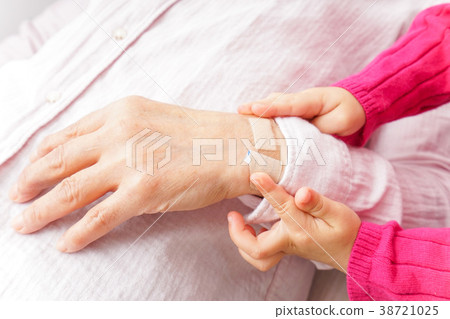 Grandma and granddaughter Grandma and granddaughter 38721025