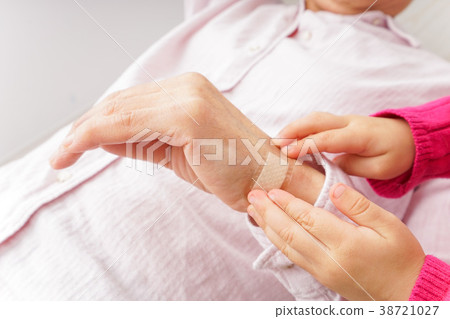 Grandma and granddaughter 38721027
