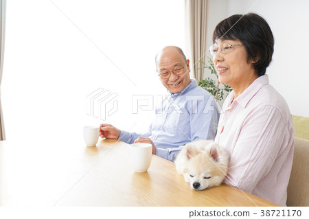 Senior couple relaxing in old age Senior couple relaxing in old age 38721170