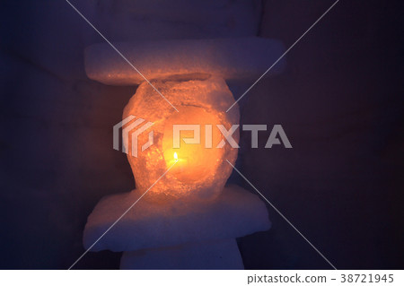 The light of a snowy journey The light of a snowy journey 38721945