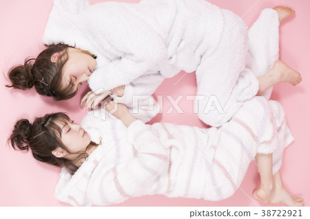 穿著睡衣的女人 38722921