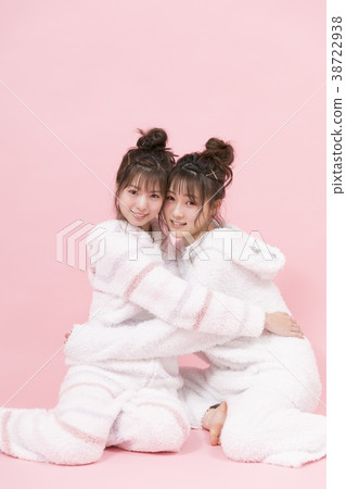 穿著睡衣的女人 穿著睡衣的女人 38722938