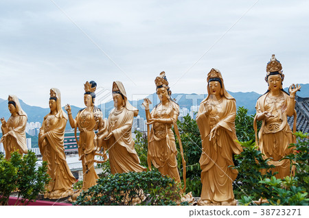Statues at Ten Thousand Buddhas 38723271