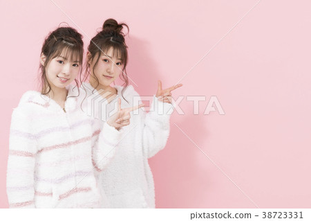 穿著睡衣的女人 穿著睡衣的女人 38723331