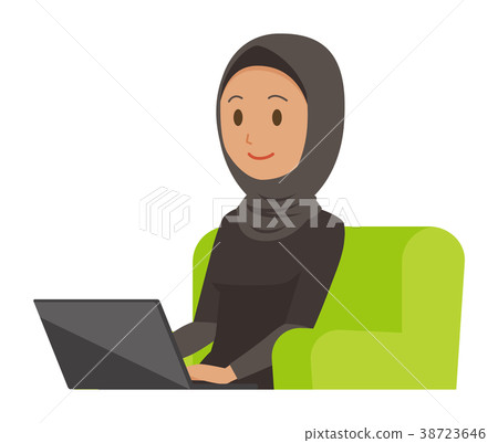 全國禮服的阿拉伯婦女坐沙發並且與膝上型計算機一起使用 38723646
