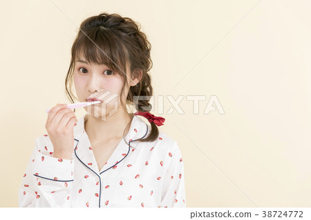 woman brushing teeth 38724772