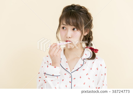 woman brushing teeth 38724773