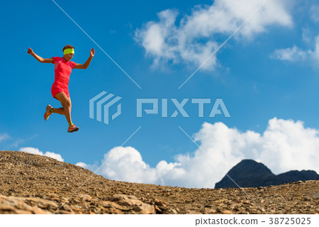 Girl athlete jumps while running 38725025