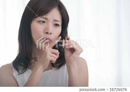Young Japanese women who care about damaged hair 38726076