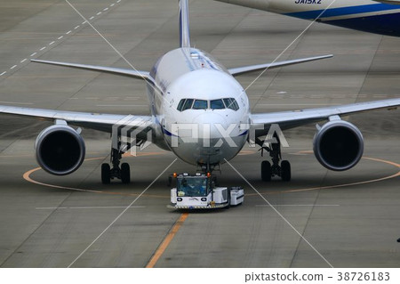 飛機到柏油碎石地面 38726183