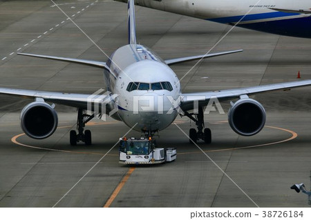 飛機到柏油碎石地面 飛機到柏油碎石地面 38726184