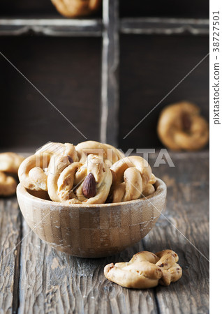 Traditional italian tarallo with almonds Traditional italian tarallo with almonds 38727501