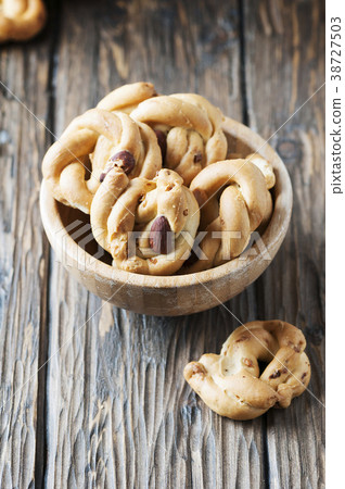 Traditional italian tarallo with almonds  38727503