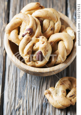 Traditional italian tarallo with almonds  38727631